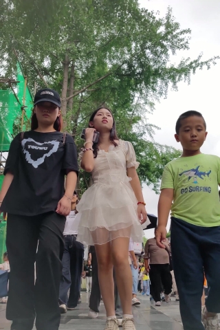XM143白色蕾丝连衣裙小姐姐和同学逛街，绿色内
