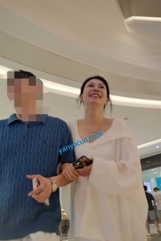 XM375白色连衣裙少妇和老公逛街，黑色窄内