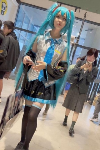 trump1209【KFC】可爱萌妹COS初音未来·太可爱被摄影师各种拍·白色内