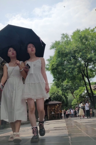 XM144白色连衣裙小姐姐和闺蜜出来游玩，粉色内内