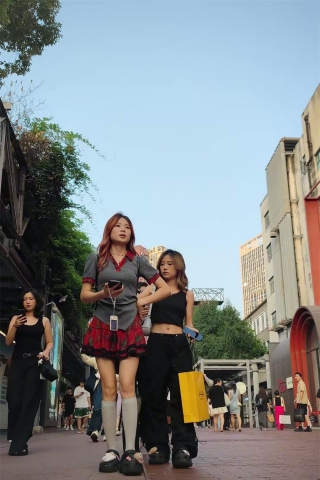 XM291红色短裙小美女和闺蜜逛街，白色窄内