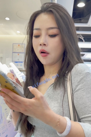 trump1317【KFC】包臀裙少妇逛街买奶茶·丰满身材白内前后CD盯着相机