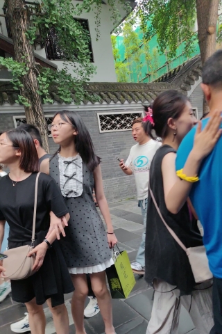 M146灰色连衣裙小姐姐和妈妈出来旅游，白色内