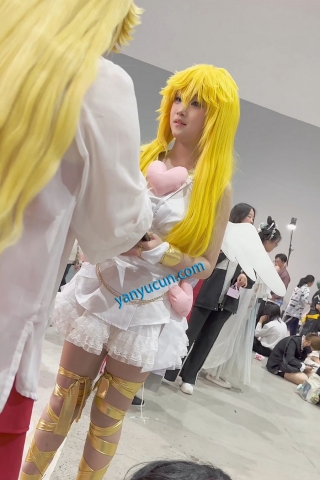 trump1379【KFC】萌妹COSER喜欢翘屁股·放好相机妹子果然上钩贴着内内CD