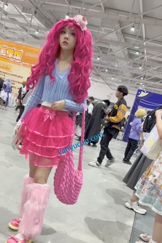 trump1376【KFC】可爱萝莉甜妹COSER逛街·大眼睛一看就是美人胚子·白内