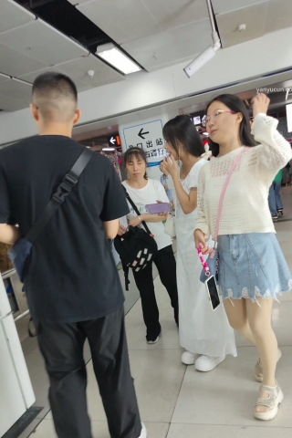 XM140蓝色牛仔短裤肉色丝袜女学生，白色斑点内