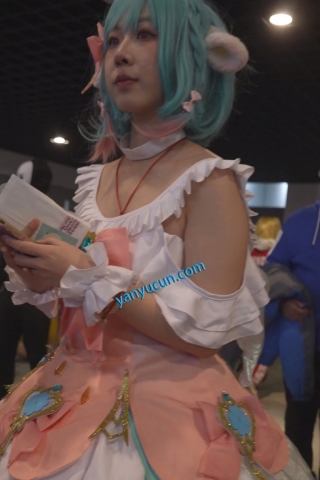 【xxn-351】可爱cos小姐姐逛街..弯腰撅屁股拍照被CD花纹纸内