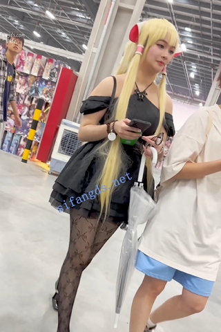 trump1240【KFC】学生妹COSER和闺蜜逛街·黑色网袜淡蓝色无痕内前后CD