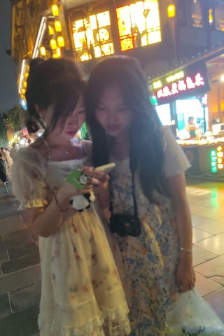 XM138清纯女大学生和同学逛街，蓝色内