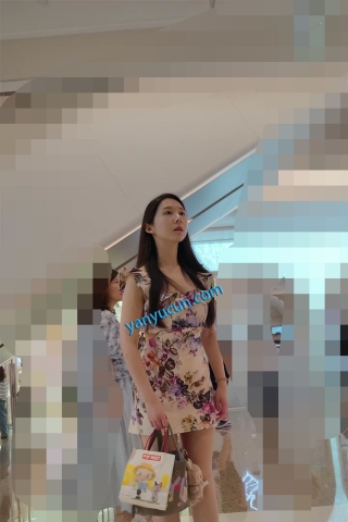 XM365黄色印花连衣裙极品气质美女和男朋友逛街，豹纹蕾丝内内