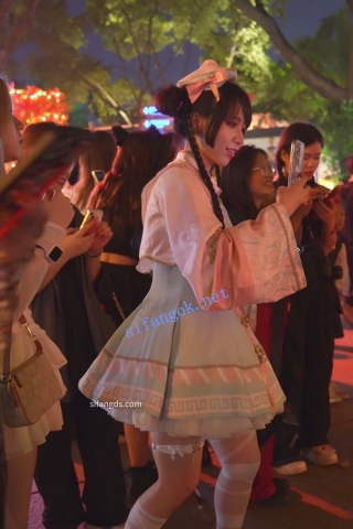 (BC-AA-599)双马尾小僵尸cos小姐姐拍照..蕾丝窄内开闪抄底