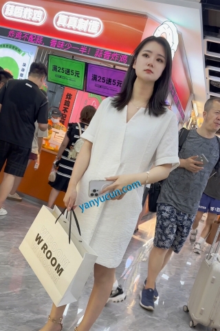 trump1375【KFC】白色长裙少妇专注玩手机·站着不动给人拍微透无痕内