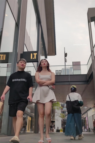 XM294白色连衣裙美女和老公逛街，白色内内