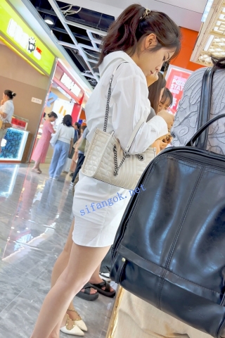 trump1326【KFC】身材不错的少妇专注吃小吃·大长腿包臀裙白色骚窄内