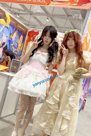 trump1442【KFC】洛丽塔萌妹逛累了·坐地上男友守护也露透明丝袜黑内