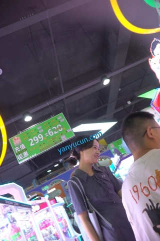 kc1620（空城原创）宽松连衣裙少妇撅着屁股玩游戏，淡灰N裹肉臀